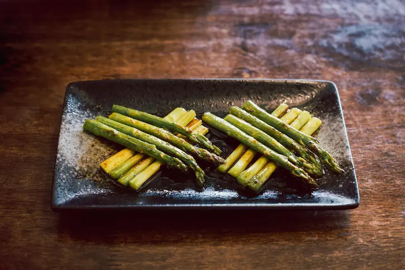 Asperges au air fryer : tendres et rôties en 10 min