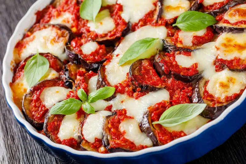 Aubergines parmigiana air fryer : gratinées et fondantes en 25 min Aubergines parmigiana air fryer : gratinées et fondantes en 25 min
