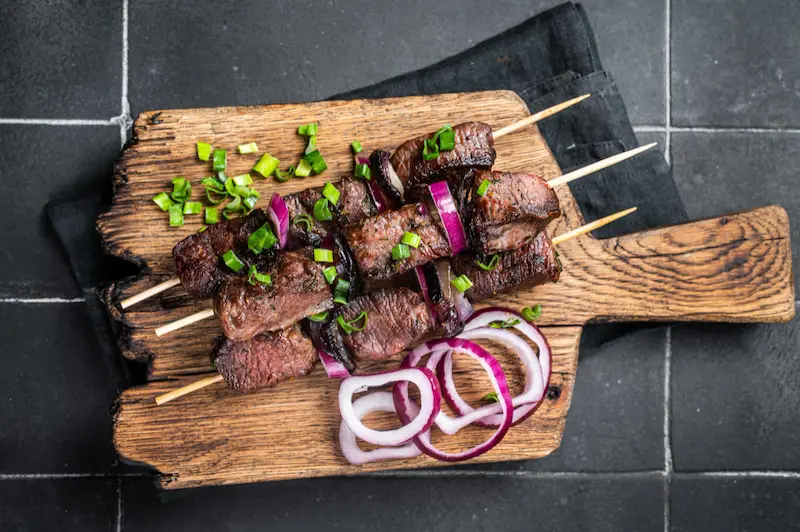 Brochettes de bœuf air fryer : grillées et juteuses en 12 min Brochettes de bœuf air fryer : grillées et juteuses en 12 min