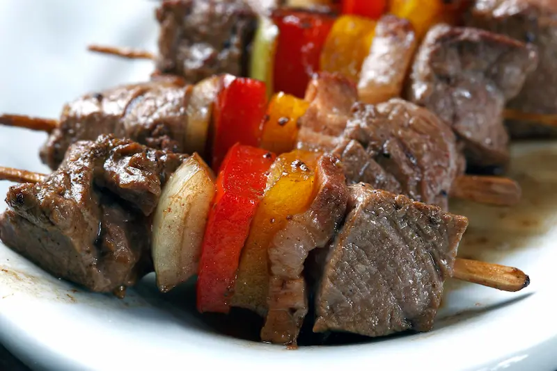 Brochettes de bœuf air fryer : grillées et juteuses en 12 min