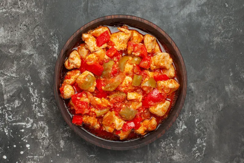 Poulet basquaise au air fryer : doré et ensoleillé Poulet basquaise au air fryer : doré et ensoleillé
